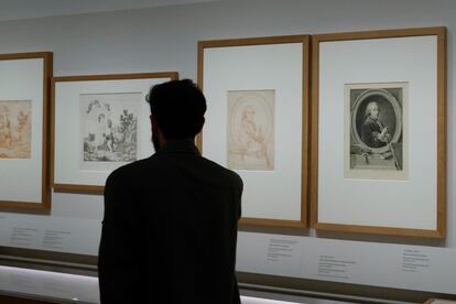 Un hombre visita la exposición 'Del lapicero al buril. El dibujo para grabar en tiempos de Goya', este lunes en el Museo del Prado.