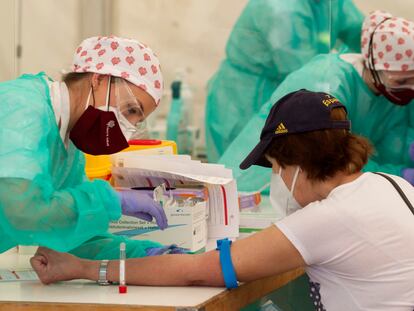 Personal sanitario extrae sangre a un hombre en Torrejón de Ardoz en Madrid, en mayo.