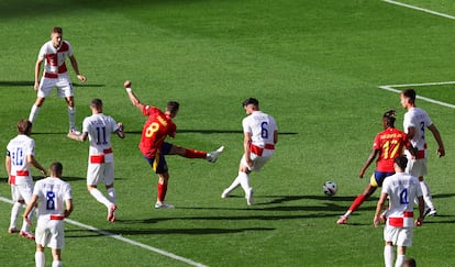 Fabián dispara  y marca el segundo gol del partido.