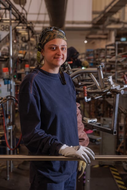Rebecca Francis es una leyenda de la fábrica de Greenford. Comenzó a trabajar en Brompton con 19 años y se animó a aprender a soldar. Ahora tiene 33 y fue la primera mujer en formar parte de la aristocracia que representan los 36 soldadores, los profesionales mejor pagados de la planta.