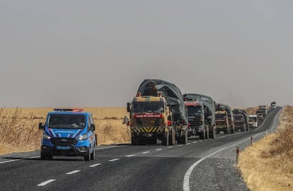 Un grupo de camiones turcos transportan vehículos militares hacia la frontera con Siria este sábado.