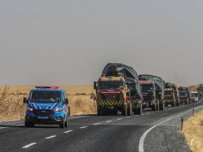 Un grupo de camiones turcos transportan vehículos militares hacia la frontera con Siria este sábado.