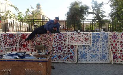 Un vendedor de alfombras en Bujará.