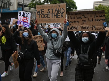 Manifestantes protestan por la violencia policial contra los afroamericanos en Birmingham este jueves.