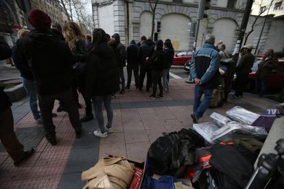 La Policía ha detenido a dos personas que contaban con una reclamación judicial. Han sido trasladado al complejo de Moratalaz y luego puestos a disposición del Juzgado que les reclamaba.