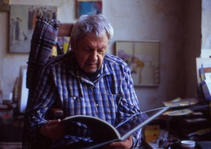 Saul Leiter en su apartamento de Nueva York, en una imagen del documental 'In No Great Hurry'.