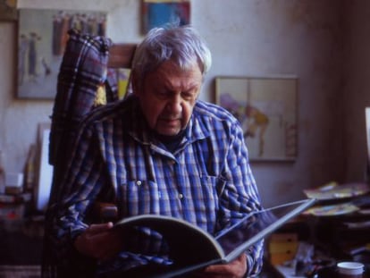 Saul Leiter en su apartamento de Nueva York, en una imagen del documental 'In No Great Hurry'.