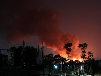 MEX1496.CIUDAD DE MÉXICO (MÉXICO), 06/04/2023.- Vista general hoy de un fuerte incendio en una bodega de cajas de madera en la Central de Abastos de la Alcaldía de Iztapalapa, en Ciudad de México (México). EFE/Mario Guzmán
