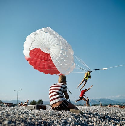 “Jean Creff haciendo 'parasailing”, fotografía de Jacques Henri Lartigue de 1964, de la exposición 'Lartigue. El cazador de instantes felices'.