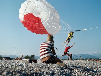 “Jean Creff haciendo 'parasailing”, fotografía de Jacques Henri Lartigue de 1964, de la exposición 'Lartigue. El cazador de instantes felices'.