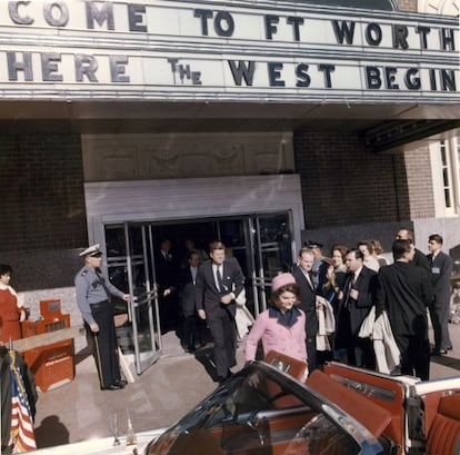 22 de noviembre de 1963. John F. Kennedy y Jacqueline Kennedy salen del Hotel Texas momentos antes de empezar el recorrido por las calles de Dallas (Texas). 