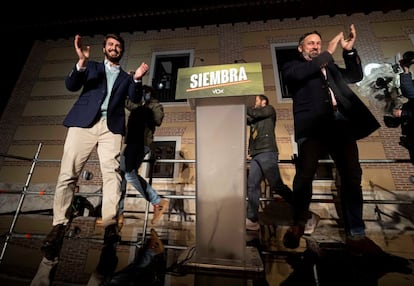 El presidente de Vox, Santiago Abascal (derecha) y el candidato la presidencia de la Junta de Castilla y León, Juan García-Gallardo (izquierda), celebran los resultados electorales en Valladolid. Vox ha pasado de 1 a 13 escaños en las Cortes de Castilla y León. "Vox tiene el derecho y el deber de formar gobierno en Castilla y León. El mandato es claro", ha dicho Abascal, quien ha asegurado que sobre la mesa está su programa de Gobierno.