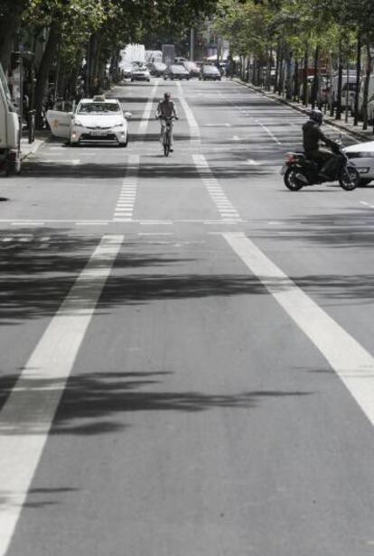 Un ciclista pasa por el nuevo carril bici de la calle Sagasta, en los bulevares.