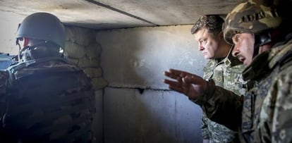El presidente Poroshenko en una visita militar.