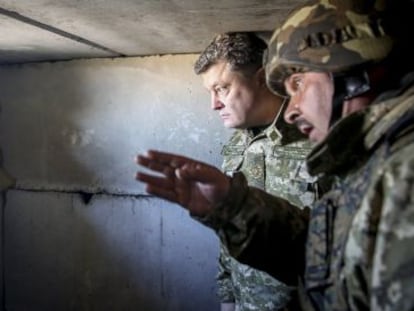 El presidente Poroshenko en una visita militar. 