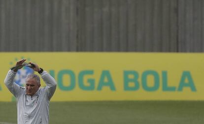 O técnico Tite durante um treino da seleção brasileira na Granja Comary.