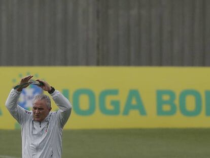 O técnico Tite durante um treino da seleção brasileira na Granja Comary.