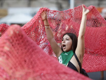 Una mujer participa en la manifestación del día internacional de la mujer, el 8 de marzo de 2023, en Santiago, Chile.