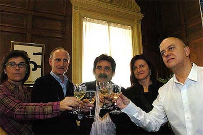 Jaione Arratibel (EA), Román Sodupe (PNV), Ramón Etxezarreta (PSE-PSOE), Duñike Aguirrezabalaga (EB) y Odón Elorza (PSE-PSOE) brindan con cava.