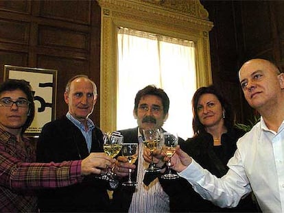 Jaione Arratibel (EA), Román Sodupe (PNV), Ramón Etxezarreta (PSE-PSOE), Duñike Aguirrezabalaga (EB) y Odón Elorza (PSE-PSOE) brindan con cava.