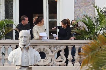 La cantante y actriz estadounidense Jennifer López ensaya una de las escenas de la película 'The mother' en uno de los balcones del Gabinete Literario de Las Palmas de Gran Canaria.