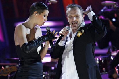 La també cantant actua amb el seu oncle Miguel Bosé als premis Grammy llatins del 2007, interpretant 'Como un lobo'. El videoclip de la cançó va ser tot un èxit amb més de 20 milions de visualitzacions a YouTube.