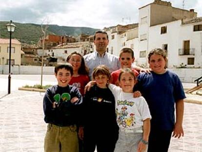 Los seis niños que viven en Sot de Chera, con Antonio Blanch, teniente de alcalde.