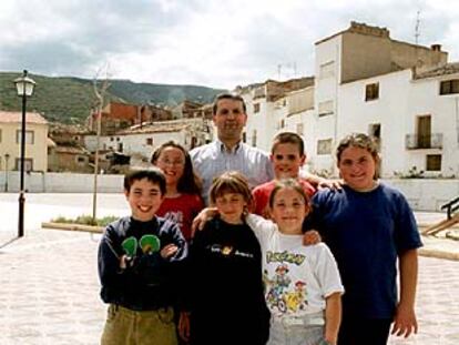 Los seis niños que viven en Sot de Chera, con Antonio Blanch, teniente de alcalde.