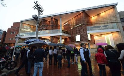 El centro comercial fue resguardado por las autoridades.