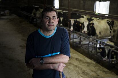 Leonel Penas, pequeño productor de leche de Vila de Cruces (Pontevedra).