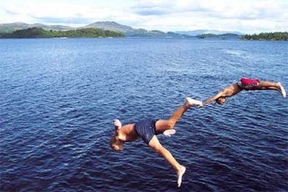 Joan Marc y su amigo Oriol al zambullirse en el lago Ness, en Escocia.