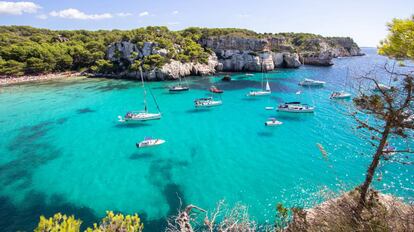 Barcos y yates en la playa de Macarella, Menorca, España.