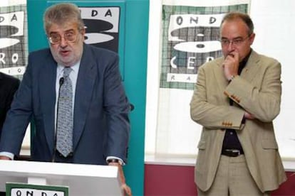 José Manuel Lara, presidente de Planeta, a la izquierda, y Josep Bargalló, en la inauguración de Onda Cero en Barcelona.