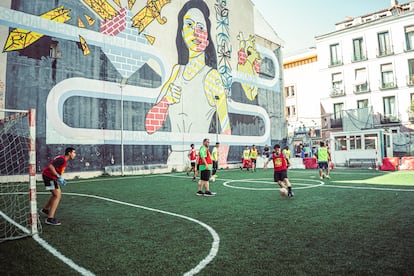 El equipo de los Dragones de Lavapiés entrena en el recinto de Calle Tribulete.