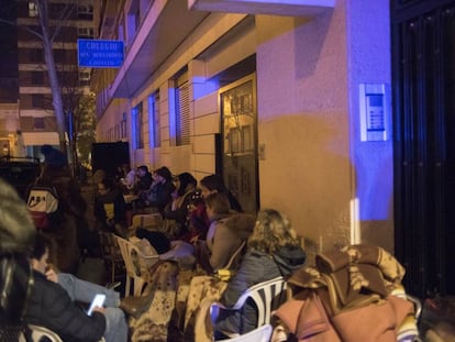 Decenas de padres hacen cola en la puerta del colegio Santa Bernardita de Madrid la noche del martes.