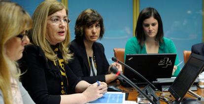 La viceconsejera de Vivienda, Covadonga Solaguren (segunda por la izquierda), este miércoles en la comisión parlamentaria.