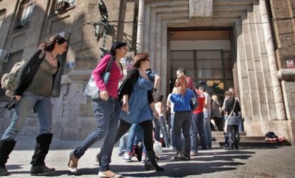 Un grupo de estudiantes de Formación Profesional, ayer a la puerta de un instituto de Valencia.