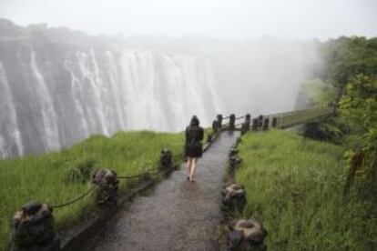 Puente peatonal frente a las cataratas Victoria, en Zambia.