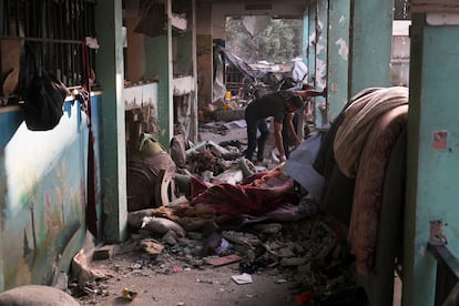 Un grupo de personas inspeccionan los daños causados tras un bombardeo israelí sobre una la escuela en Ciudad de Gaza, este lunes.