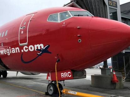 n avión de la aerolínea Norwegian Air reposta en el aeropuerto de Oslo. 