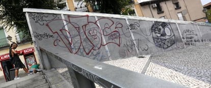 Pintadas ayer en la plaza de Agustín Lara. Debajo, esos mismos grafitis en una imagen del 18 de marzo.