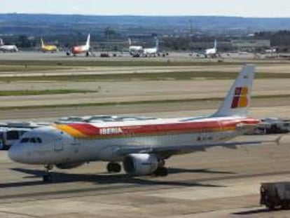 En la imagen, un avión de Iberia en Barajas. EFE/Archivo