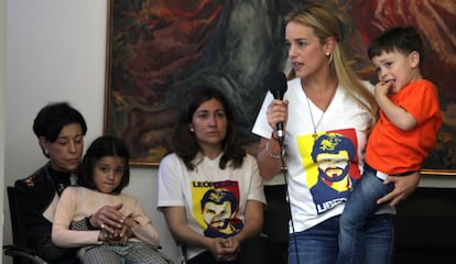 Lilian Tintori, sus hijos y la madre de Leopoldo L&oacute;pez, ayer en Madrid. 