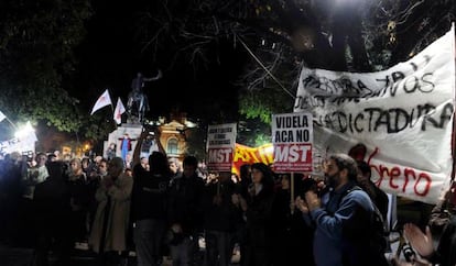 Manifestaci&oacute;n contra el entierro de Videla en Mercedes, su pueblo natal.