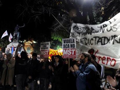 Manifestaci&oacute;n contra el entierro de Videla en Mercedes, su pueblo natal.
