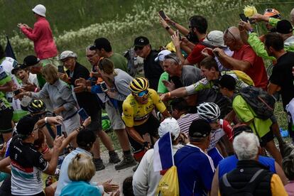 Los espectadores aplauden cuando el belga Greg Van Avermaet, luciendo el maillot amarillo del líder, sube el ascenso de Plateau des Glieres, entre Annecy y Le Grand-Bornand, Alpes franceses, el 17 de julio de 2018.
