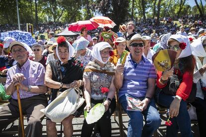 “Por san Isidro labrador, se va el frío y viene el sol”, dice el refranero, que se quedó corto en la festividad de Madrid, cuando la capital sufrió el día más caluroso en lo que va de año. En la imagen, un grupo de personas se reúne en la pradera de San Isidro, el 15 de mayo de 2019. A los asistentes se unieron varios candidatos a la alcaldía y a la Comunidad de Madrid, vestidos de chulapos el día del patrón de la capital.