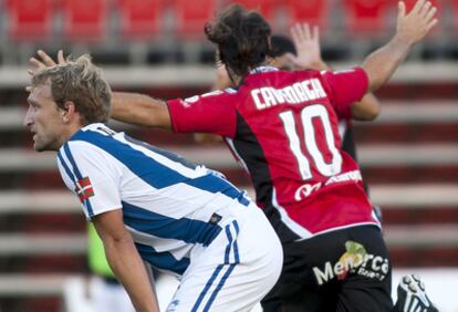 Cavenaghi celebra uno de sus dos goles con Rivas desolado.