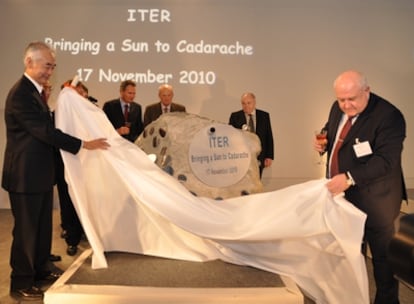 La pieza conmemorativa, con la inscripción <i>Traer un Sol a Caradache</i>, presentada por el director de ITER, Osamu Motojima (izquierda)