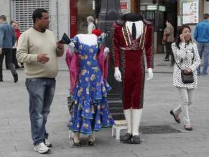 Un vendedor trata de llamar la atención de los turistas, en la Puerta del Sol de Madrid. EFE/Archivo